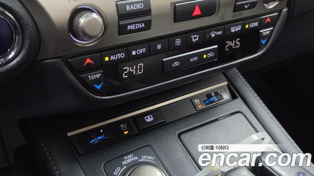 Lexus ES 2017 — photo 28
