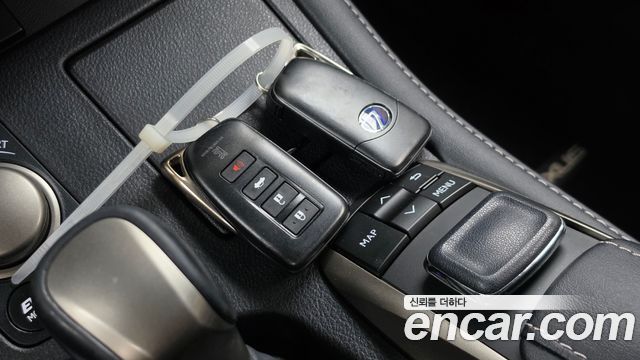 Lexus ES 2017 — photo 33