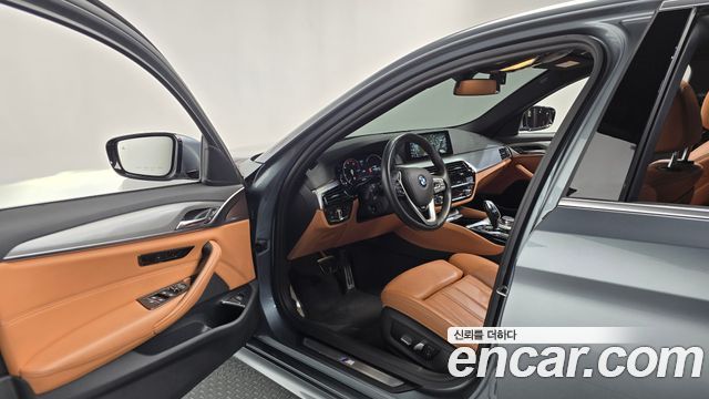 BMW 5-Series 2018 — photo 10