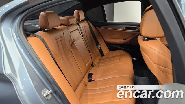 BMW 5-Series 2018 — photo 11
