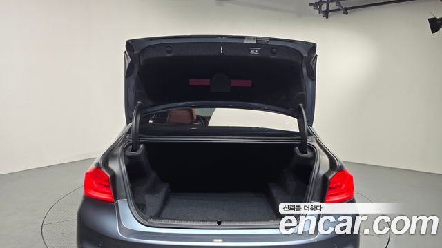 BMW 5-Series 2018 — photo 19