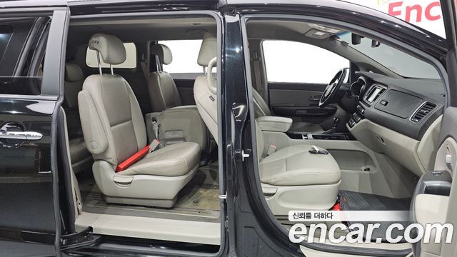 Kia Canival 2016 — photo 18