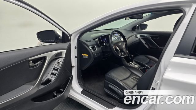 Hyundai AVANTE 2014 — photo 17