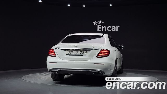Mercedes-Benz E-Class 2017 — photo 4