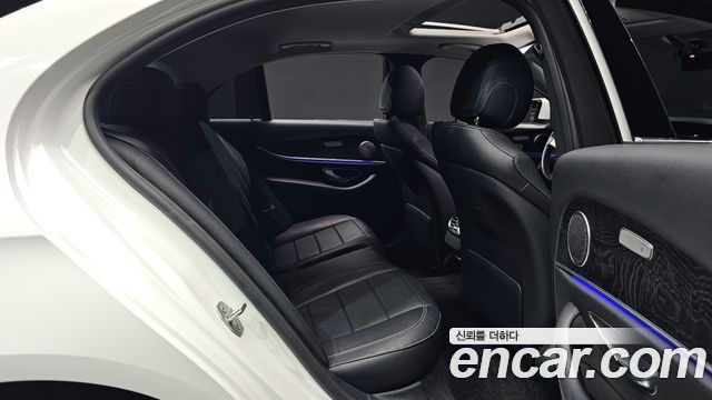 Mercedes-Benz E-Class 2017 — photo 11
