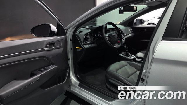 Hyundai AVANTE 2018 — photo 13