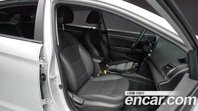 Hyundai AVANTE 2018 — photo 17