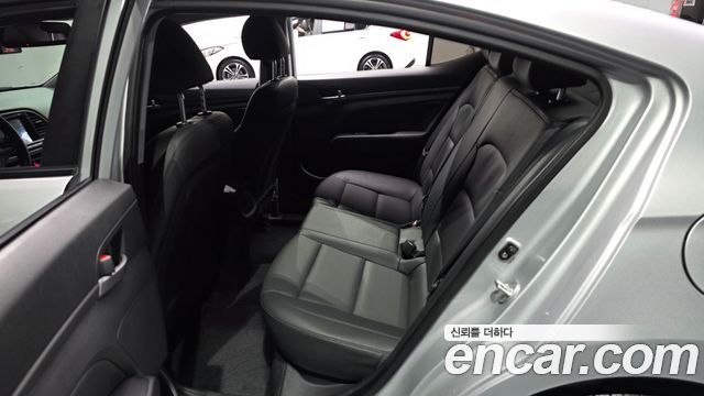Hyundai AVANTE 2018 — photo 18
