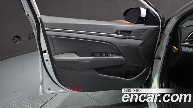 Hyundai AVANTE 2018 — photo 14
