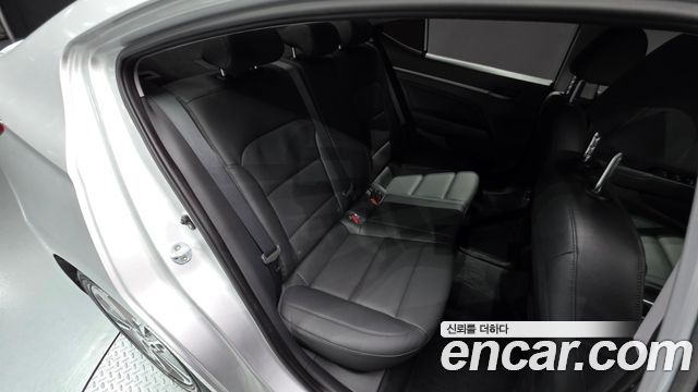 Hyundai AVANTE 2018 — photo 16