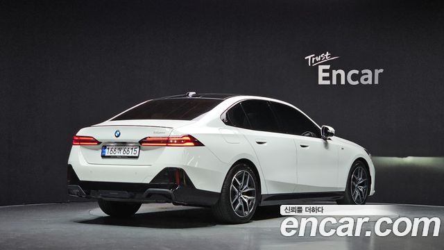 BMW 5-Series 2025 — photo 2