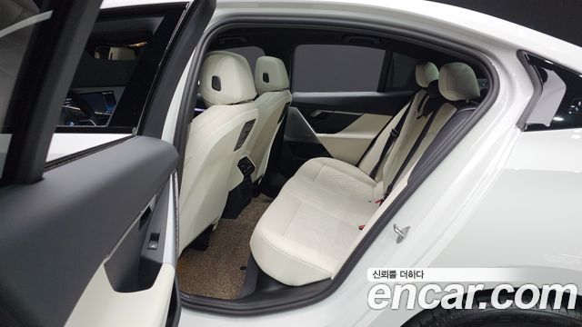 BMW 5-Series 2025 — photo 24