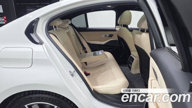 BMW 3-Series 2023 — photo 25