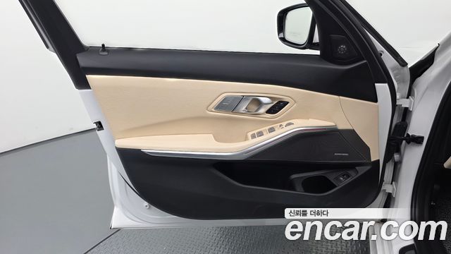 BMW 3-Series 2023 — photo 14