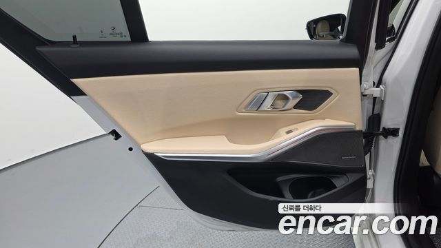 BMW 3-Series 2023 — photo 15