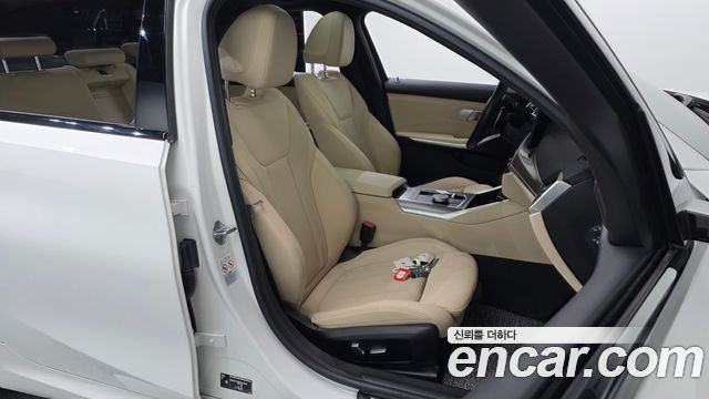BMW 3-Series 2023 — photo 16