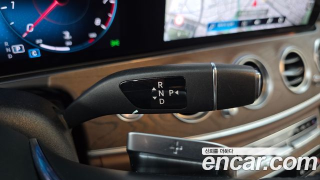 Mercedes-Benz E-Class 2022 — photo 12