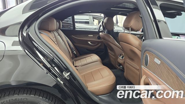 Mercedes-Benz E-Class 2022 — photo 17