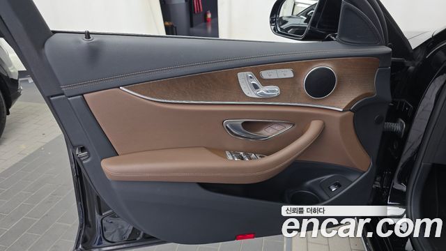 Mercedes-Benz E-Class 2022 — photo 14