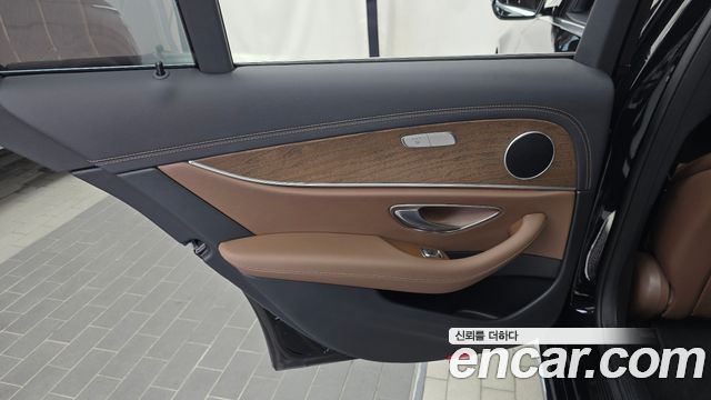 Mercedes-Benz E-Class 2022 — photo 15