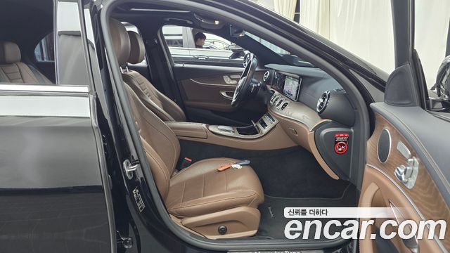 Mercedes-Benz E-Class 2022 — photo 16