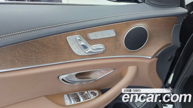 Mercedes-Benz E-Class 2022 — photo 29