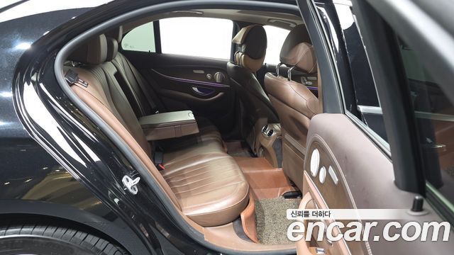 Mercedes-Benz E-Class 2020 — photo 18