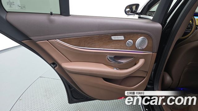 Mercedes-Benz E-Class 2020 — photo 15