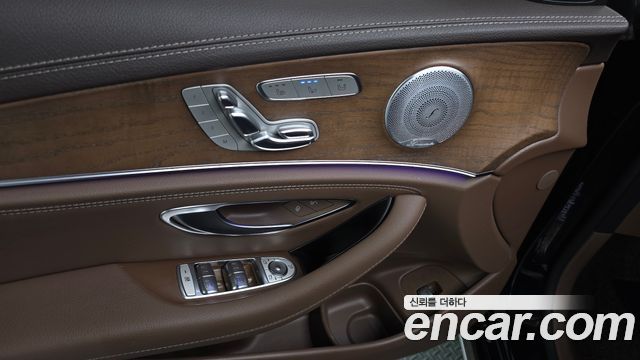Mercedes-Benz E-Class 2020 — photo 28