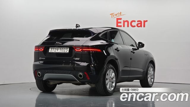 Jaguar E-PACE 2018 — photo 2
