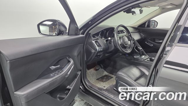 Jaguar E-PACE 2018 — photo 10