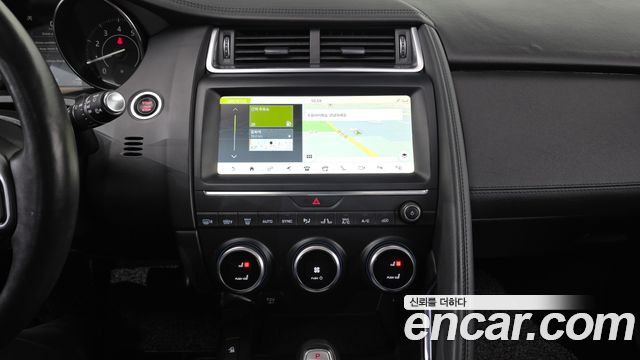 Jaguar E-PACE 2018 — photo 14