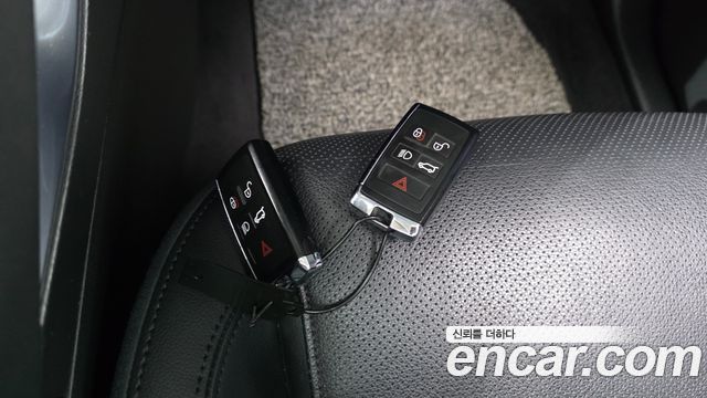 Jaguar E-PACE 2018 — photo 16