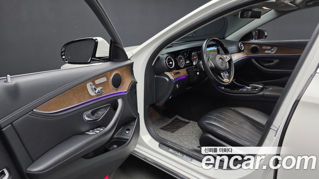 Mercedes-Benz E-Class 2018 — photo 10