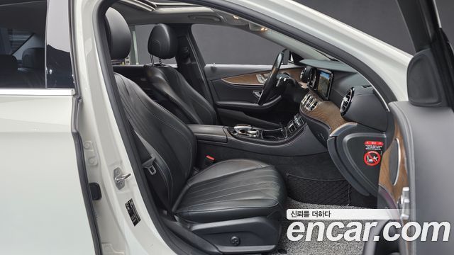 Mercedes-Benz E-Class 2018 — photo 11