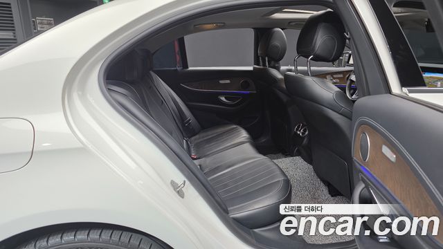 Mercedes-Benz E-Class 2018 — photo 12