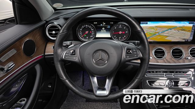 Mercedes-Benz E-Class 2018 — photo 13