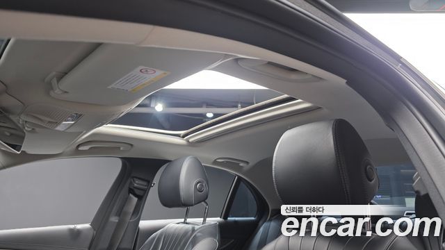 Mercedes-Benz E-Class 2018 — photo 16