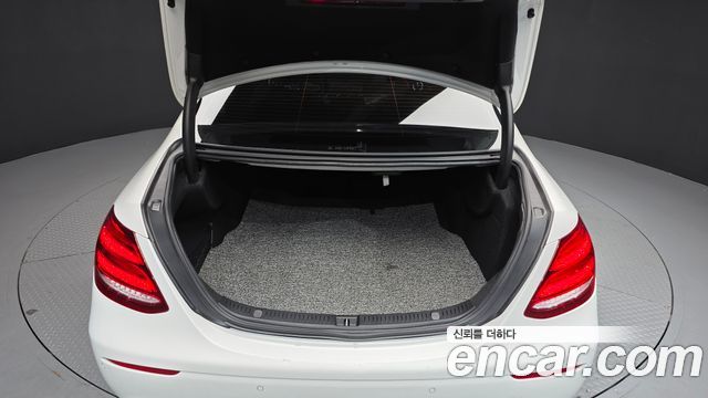 Mercedes-Benz E-Class 2018 — photo 20