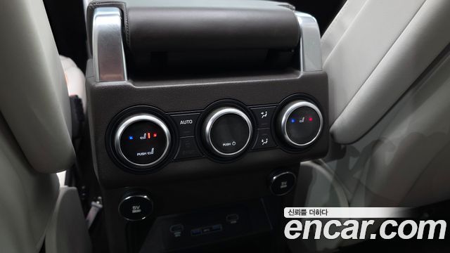 Land Rover Discovery 2018 — photo 24