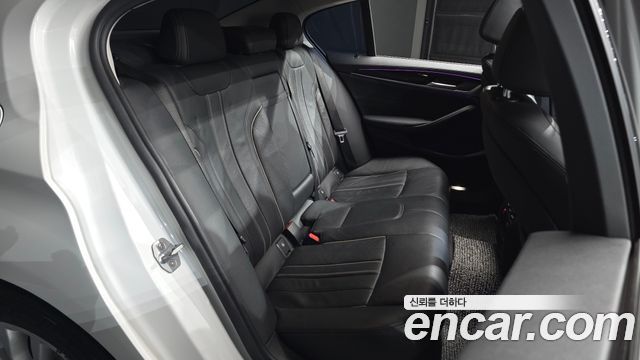 BMW 5-Series 2019 — photo 11