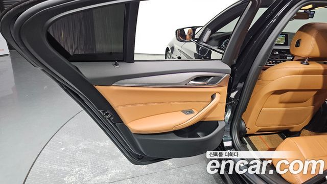 BMW 5-Series 2017 — photo 15
