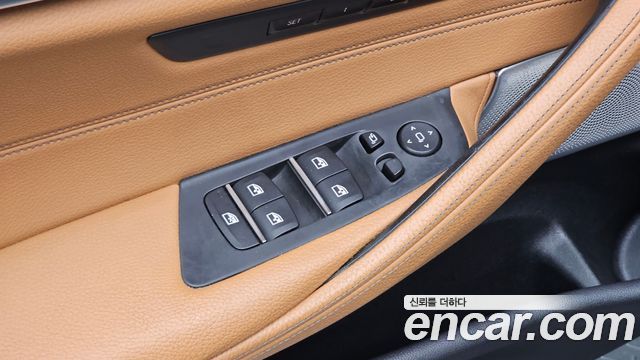 BMW 5-Series 2017 — photo 28