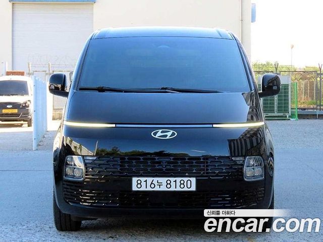Hyundai Staria 2025 — photo 1