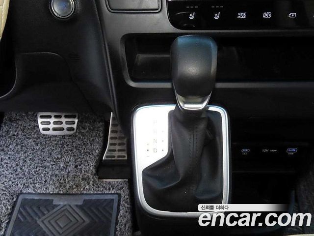 Hyundai Staria 2025 — photo 10