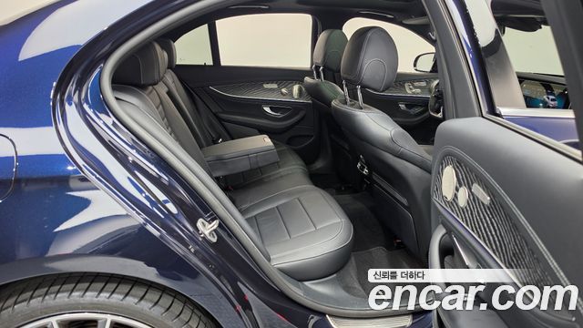Mercedes-Benz E-Class 2022 — photo 17