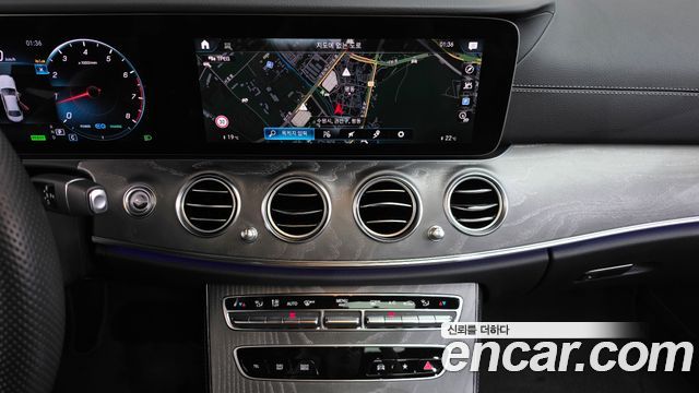 Mercedes-Benz E-Class 2022 — photo 18