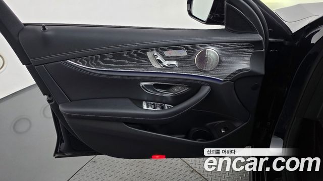 Mercedes-Benz E-Class 2022 — photo 14