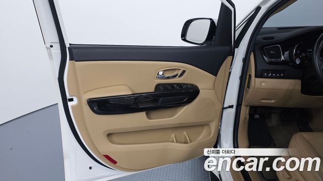 Kia Canival 2016 — photo 14