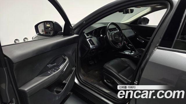 Jaguar E-PACE 2019 — photo 13